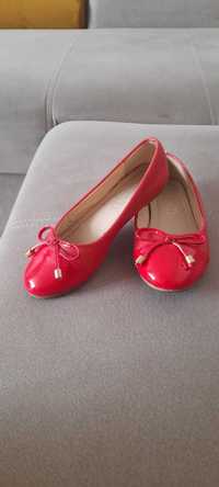 Czerwone pantofelki, buciki dla dziewczynki.