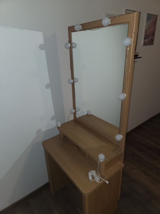 Toaletka z jasnego drewna