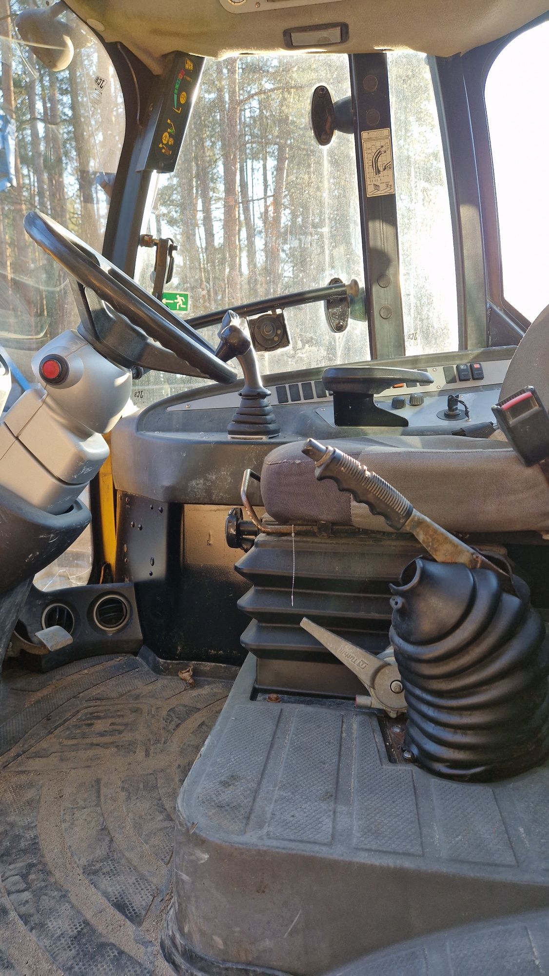 Jcb TM 220 z 2011 roku łyżka I widły