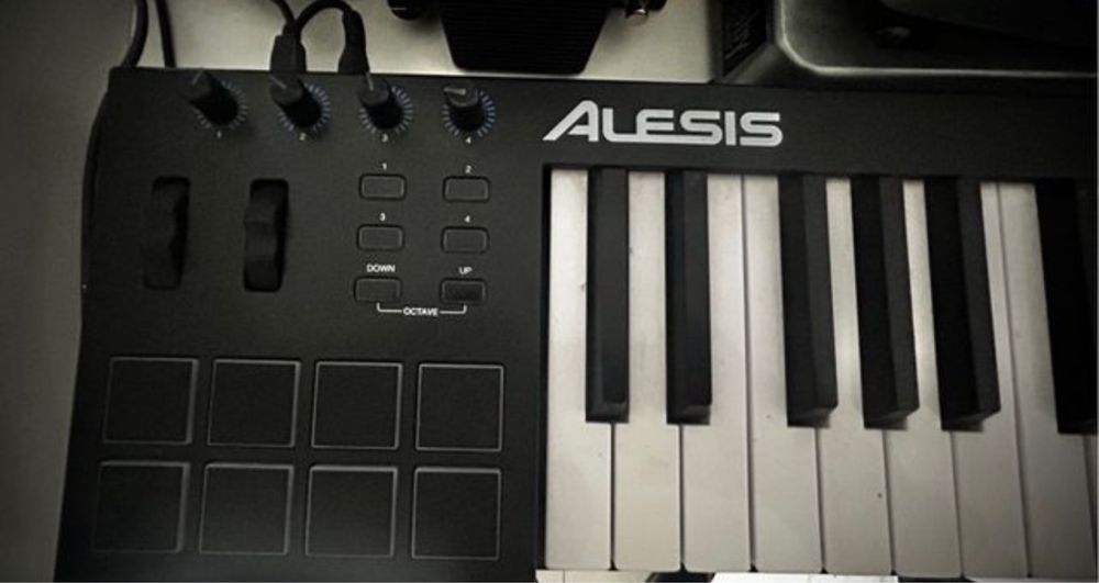 Controlador Alessis v49 + pedal sustain