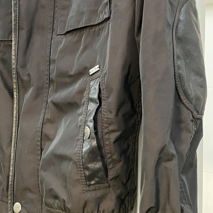 Parka da Zara Outono/ Inverno, com detalhes em couro sintético.