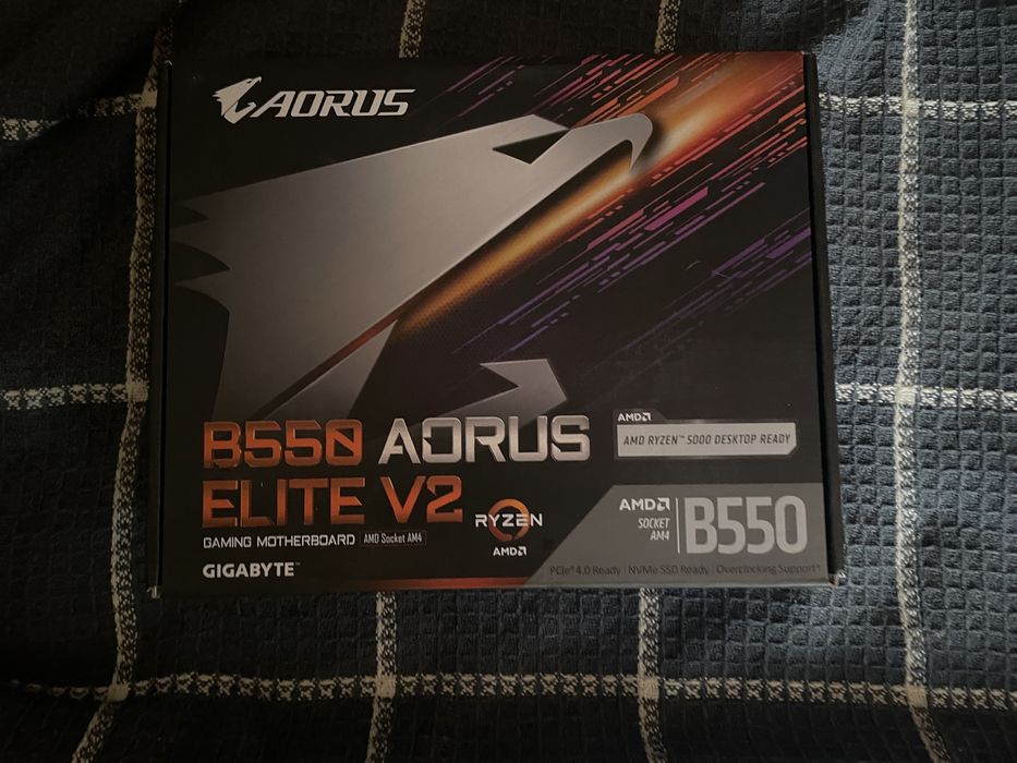 Пуста коробка від мат плати Gigabyte Aorus B550