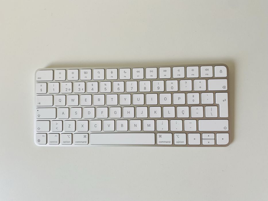 Teclado Apple Prateado e Branco PT-PT mais rato