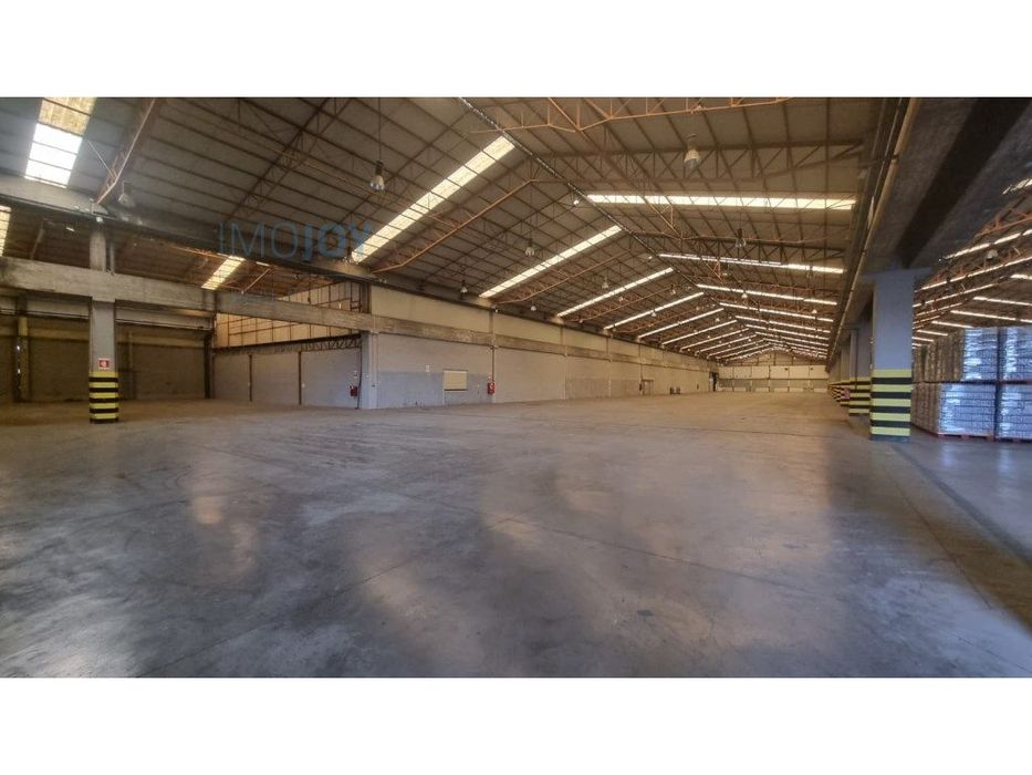 Espaçoso Armazém para Arrendamento em Setúbal