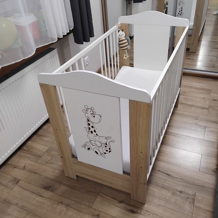 Piękne łóżeczko dziecięce z materacem