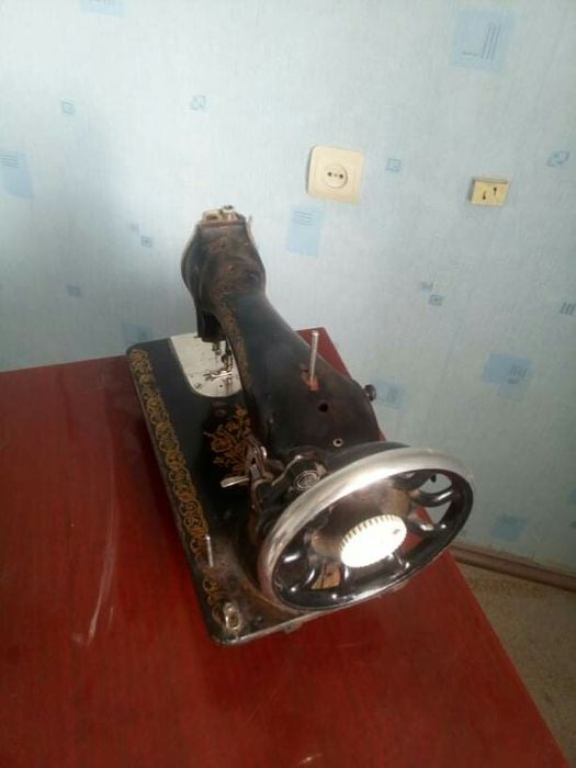 Продам швейну машину без стола