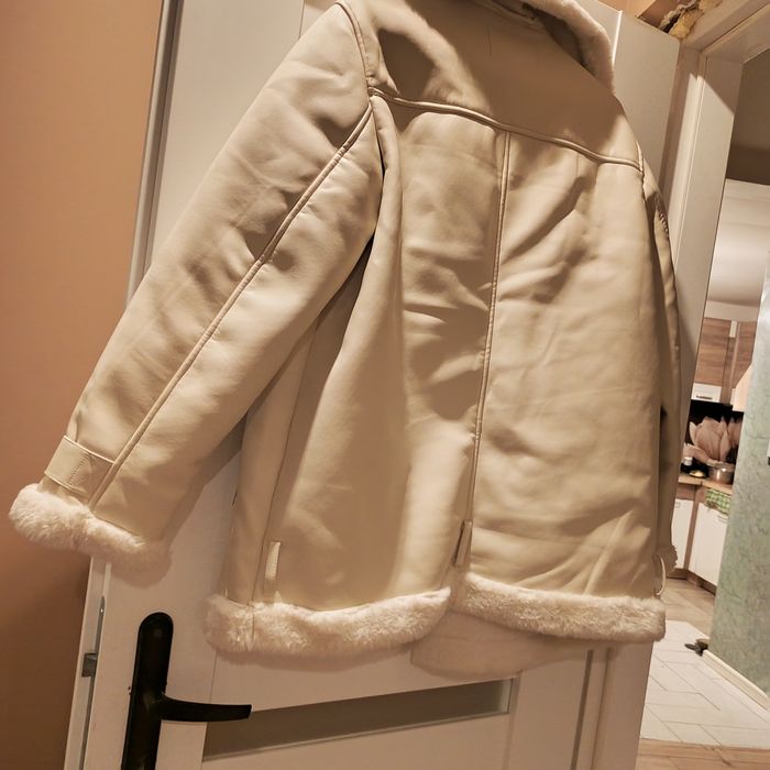 Długa ramoneska z paskiem na dole ocieplana