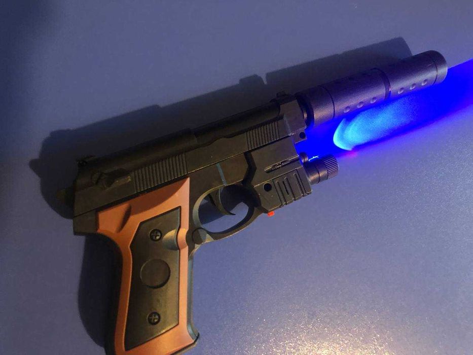 Пістолет з глушником,ультрафіолетовим ліхтариком та лазерним прицілом