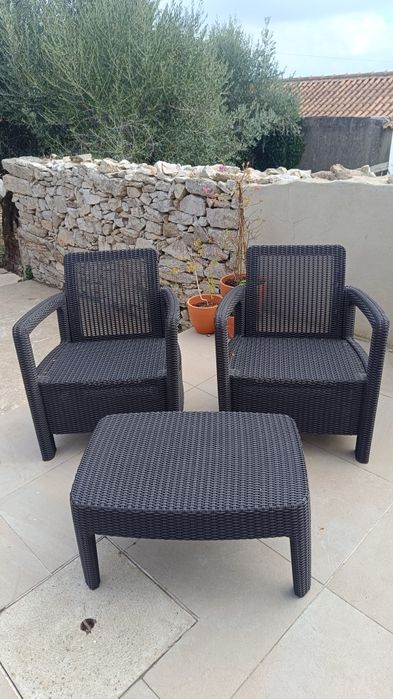 2 cadeiras e uma mesa de jardim