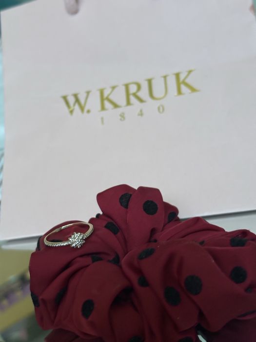 Złoty pierścionek z cyrkoniami, z gwiazdką w kruk