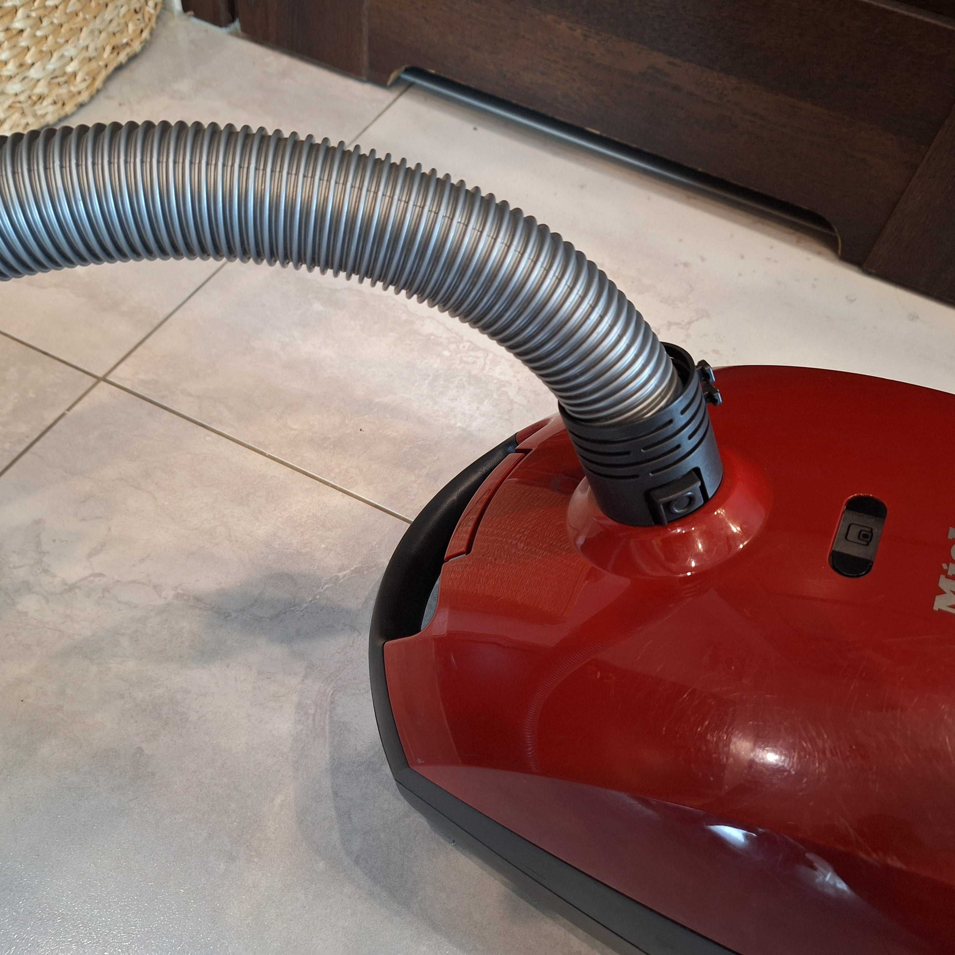 Odkurzacz workowy Miele S2, bardzo mocny i cichy model