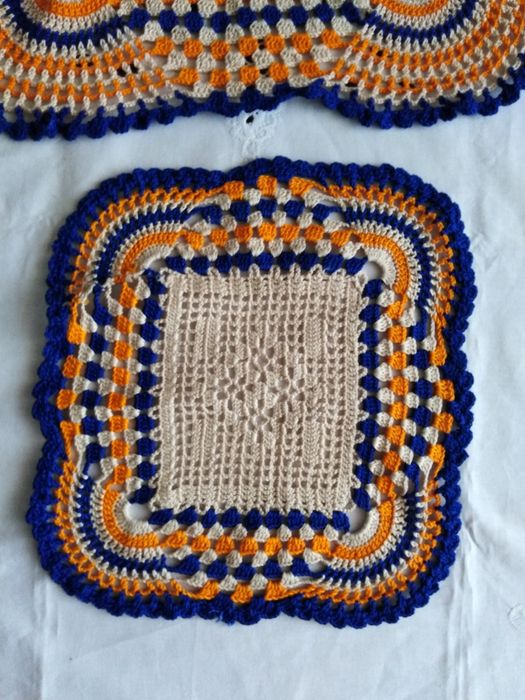 Zestaw serwetek robione na szydełku.