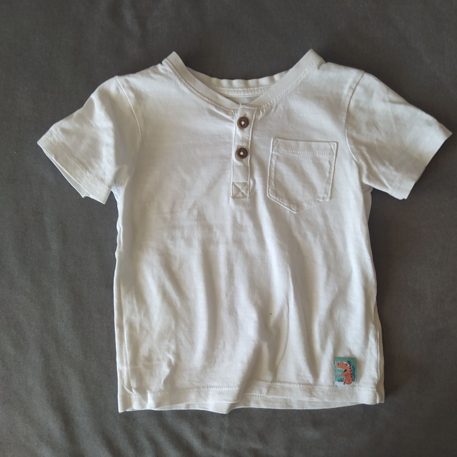 Biały t-shirt henley guziczki rozm. 98 stan idealny