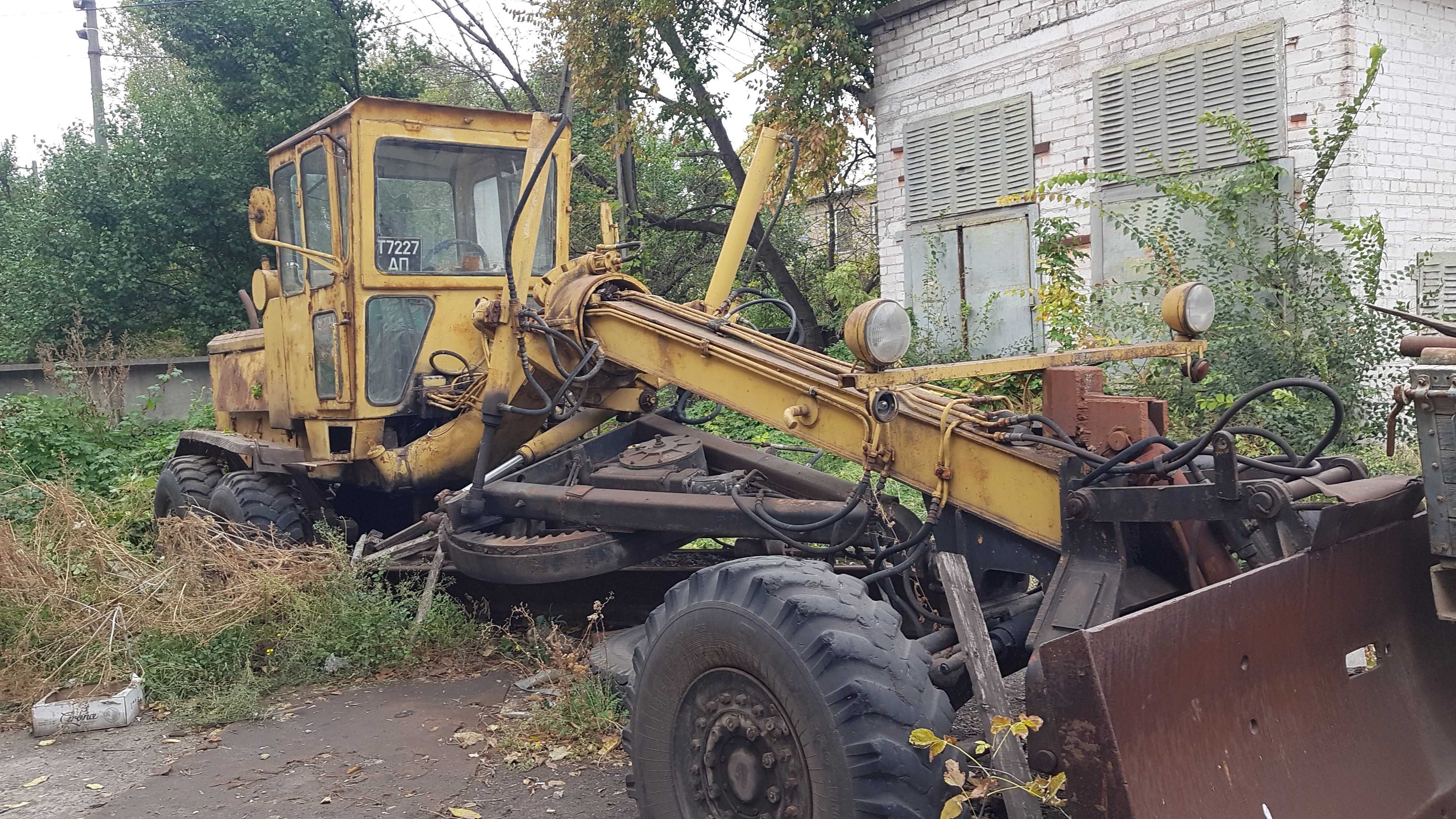 Автогрейдер ДЗ 99 , погрузчик и другое.