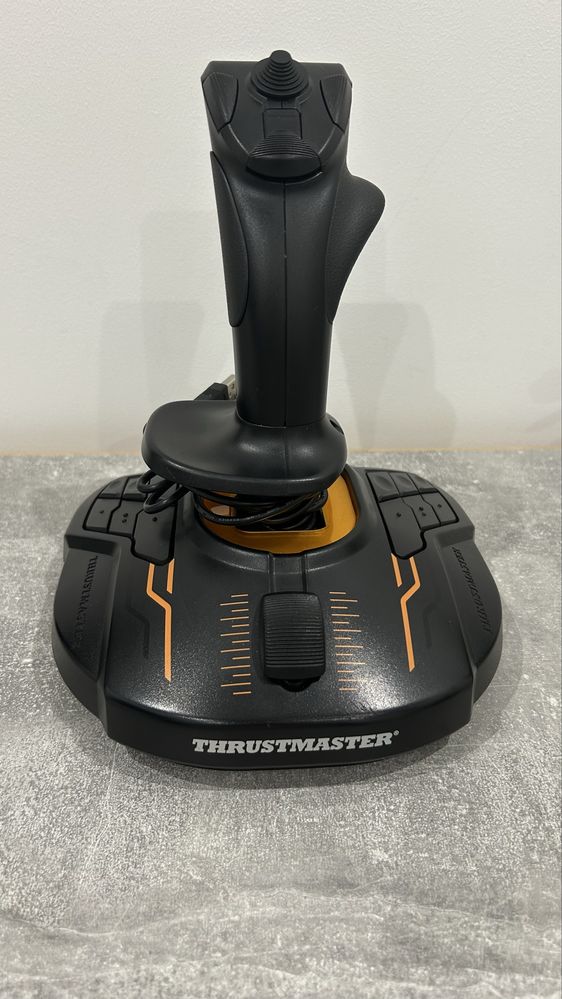 Thrustmaster T.16000M – joystick w bardzo dobrym stanie