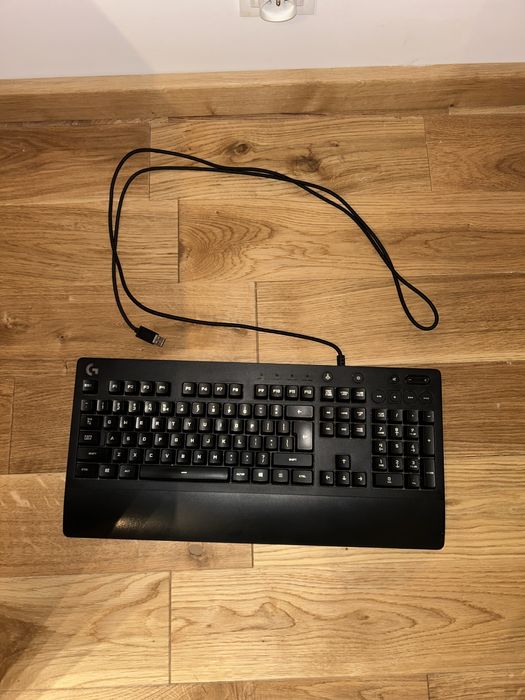 komputer PC + monitor + klawiatura