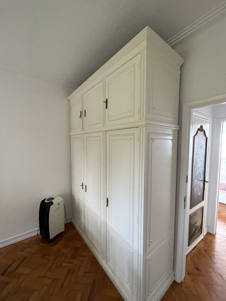 Roupeiro em madeira, pintado branco
