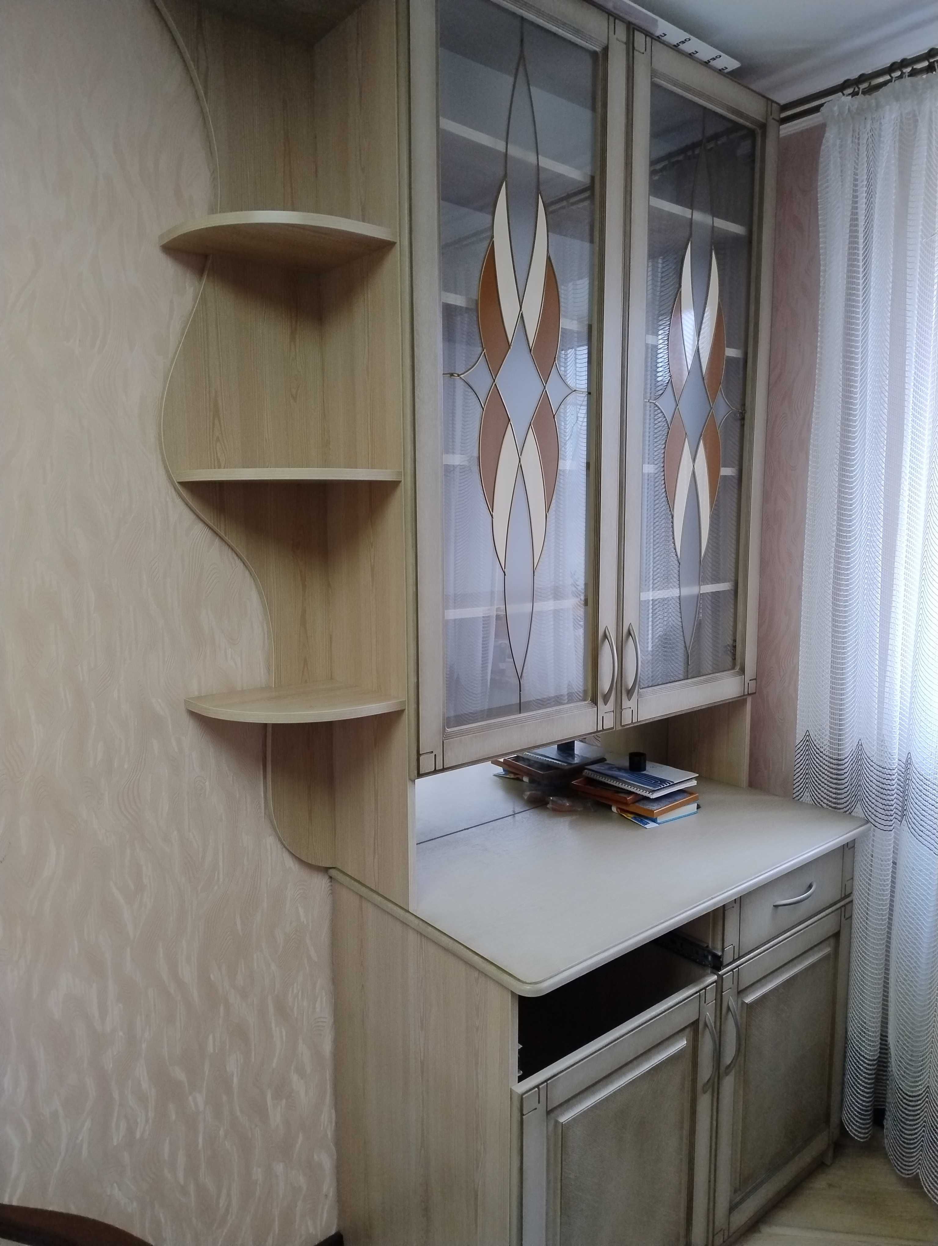 Шкаф з вітражами, майже новий, книжковий, деталі за телефоном
