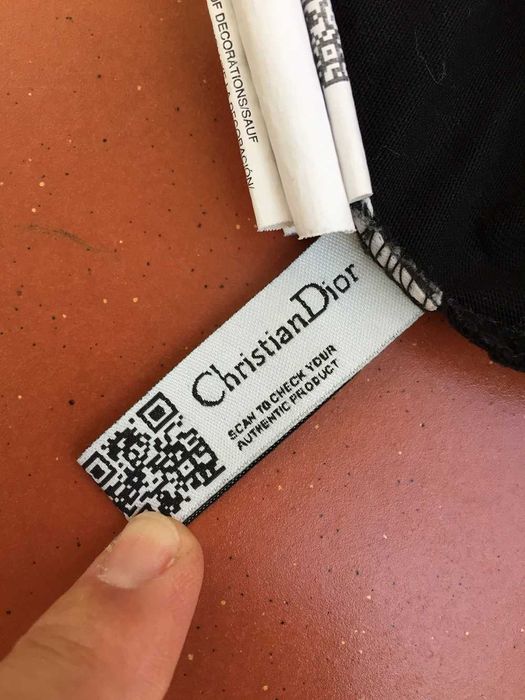 T-Shirt preta --- DIOR  ( Christian Dior )