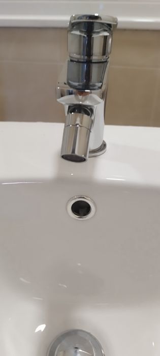 Bidé com torneira e acessórios