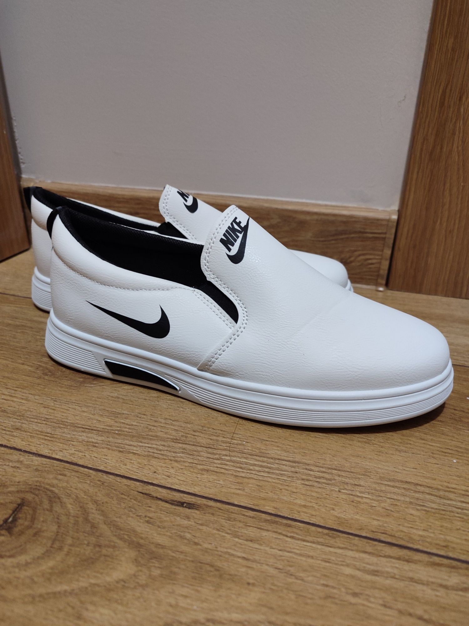 Białe trampki Nike 39