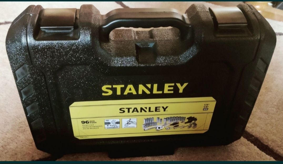 Zestaw kluczy Stanley 96 elementów, w tym grzechotki 1/4" i 1/2"