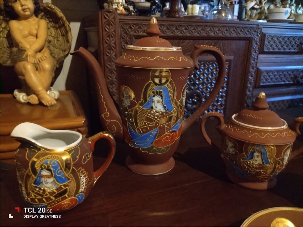 Conjunto de bule, leiteira, açucareiro e duas chávenas com pires