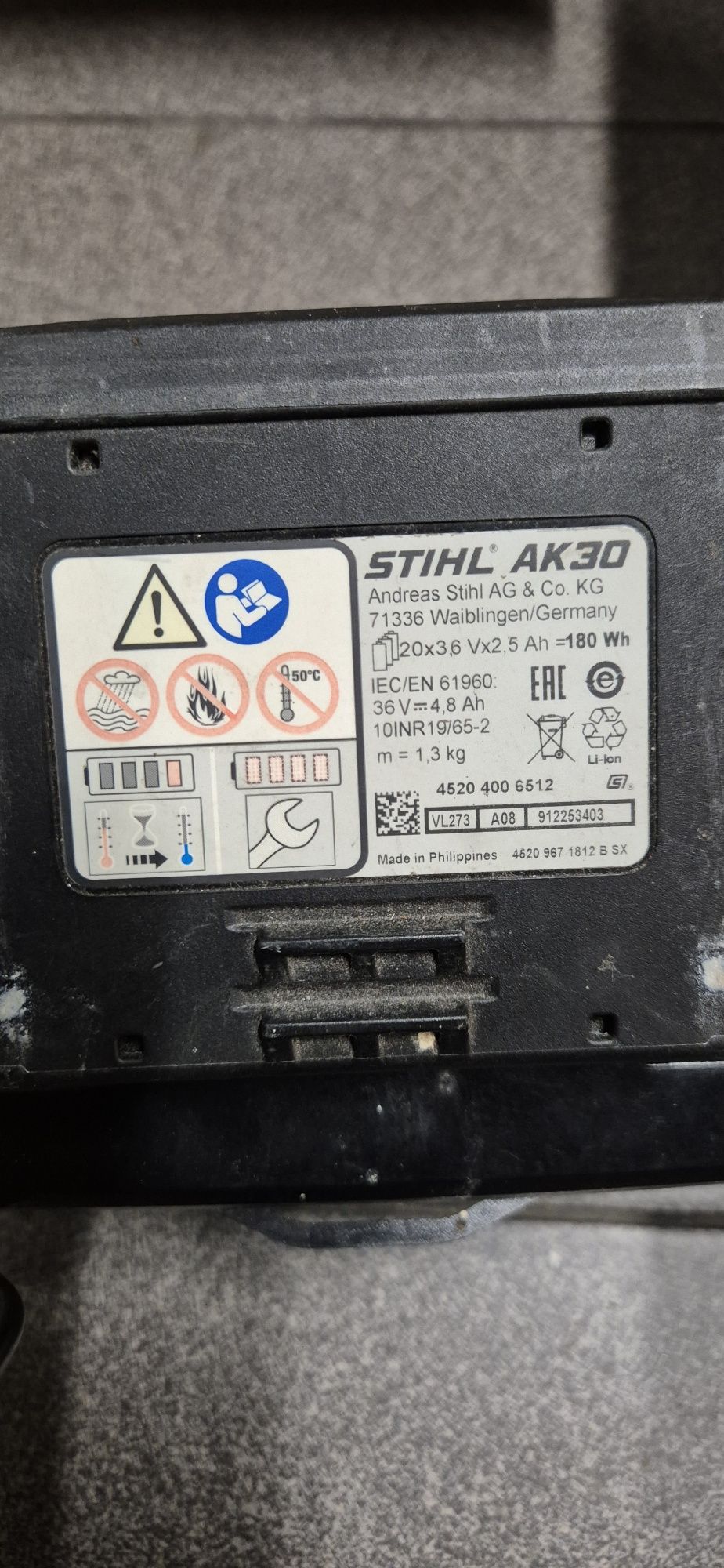 Stihl ładowarka i baterie 30ak i 10 ak