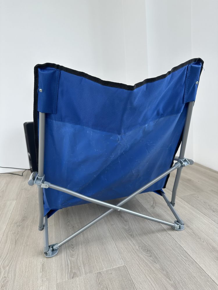 Skladane niskie krzesło turystyczne kampingowe niebieskie