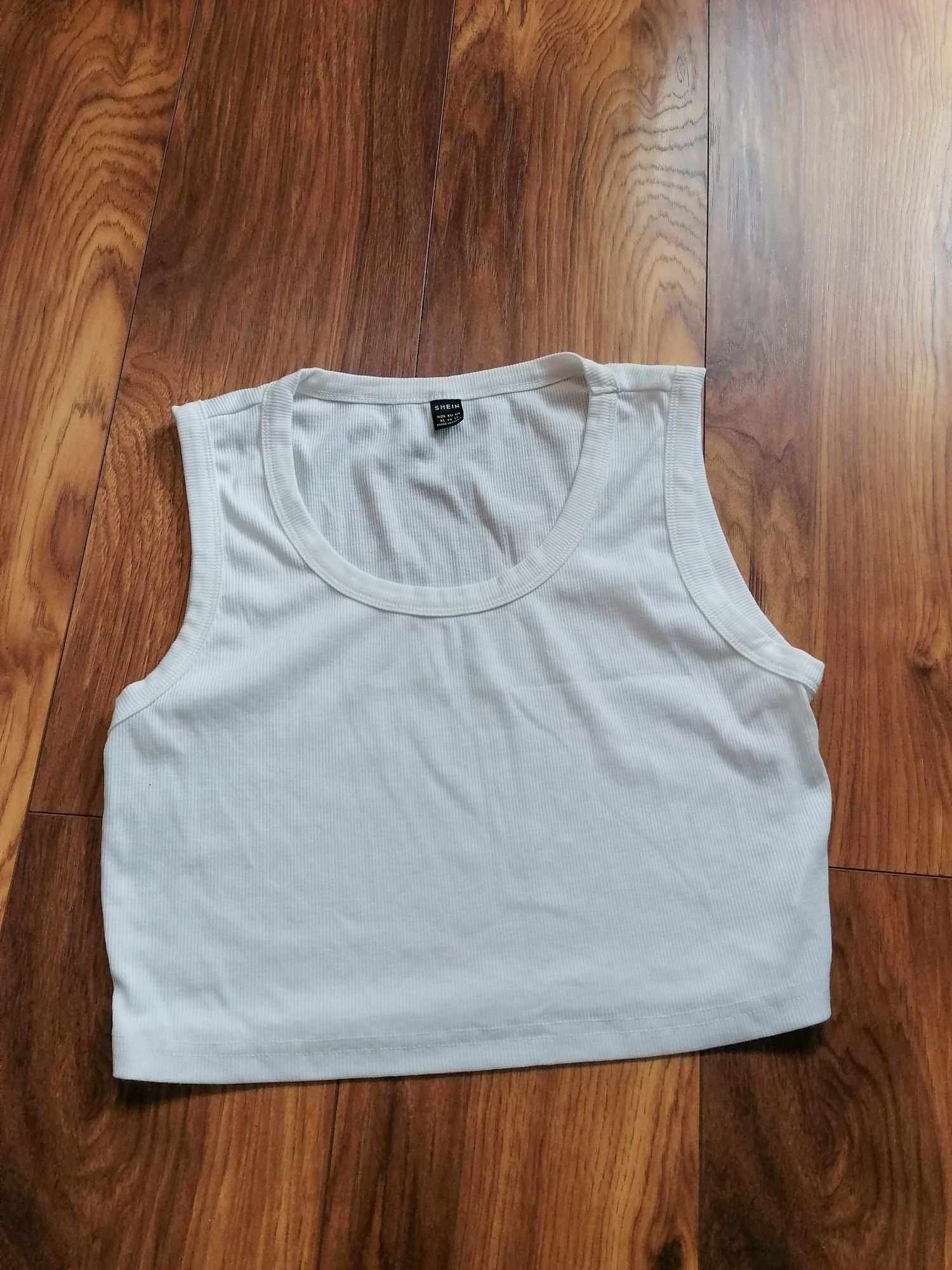 Biały crop top na grubych szerokich ramiączkach Basic XL Shein