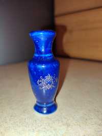 Piękny porcelanowy miniaturowy wazonik kobalt