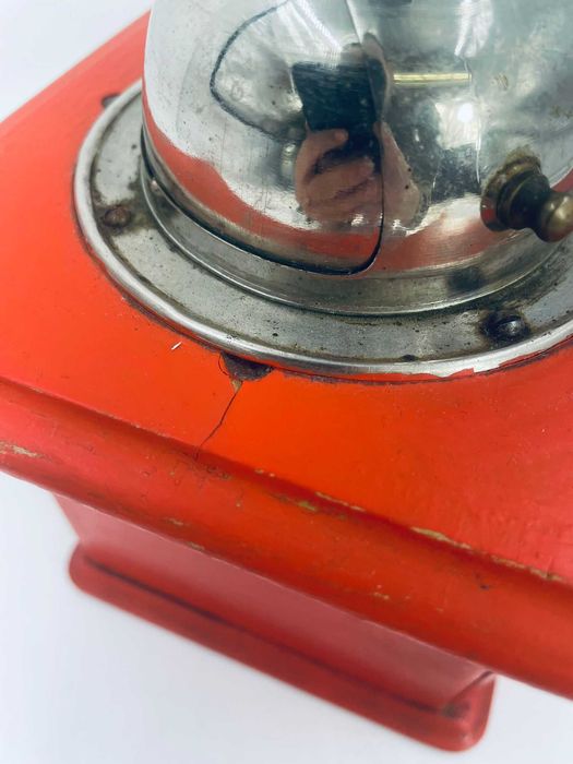 Zabytkowy młynek drewniany C.A.L