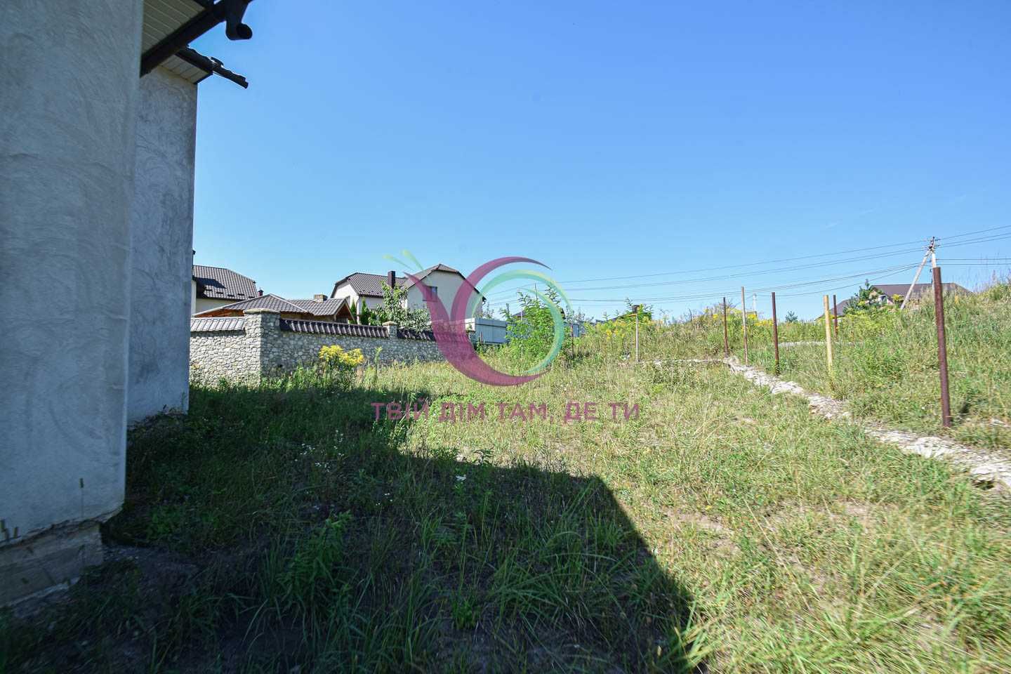 Котедж 250 м2 та земельна ділянка 6 соток за вул. Лісова (Байківці)