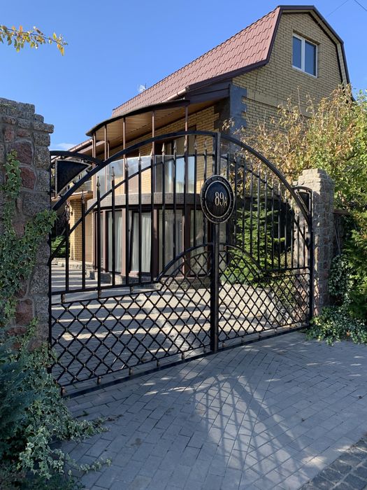 Продається стильний двоповерховий будинок