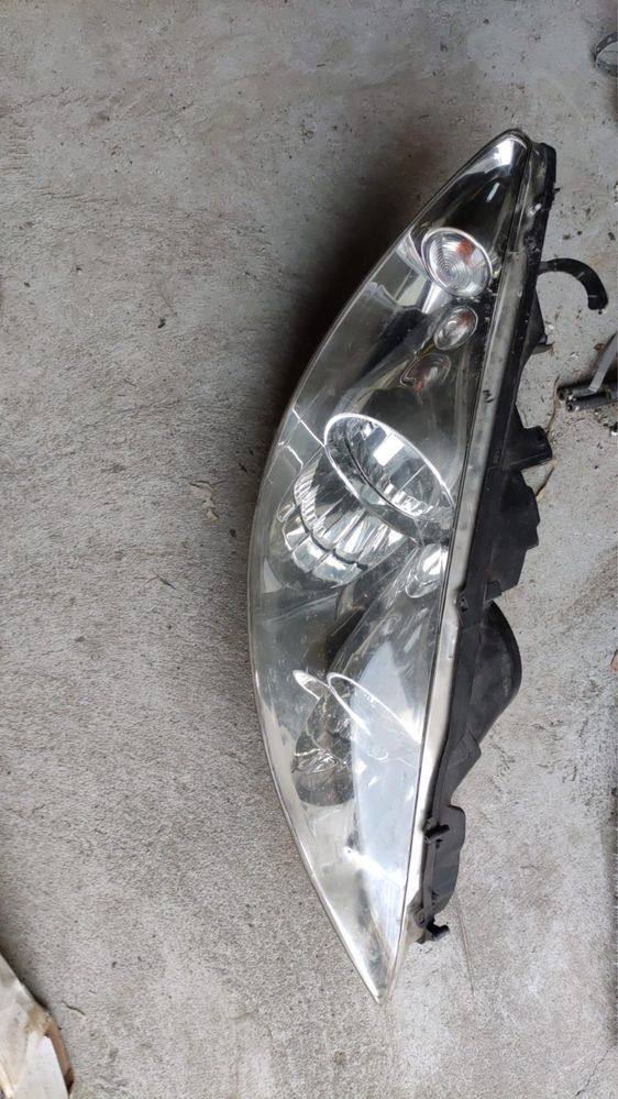 Reflektor prawy lampa prawa przednia Peugeot 308 brak zaczepów