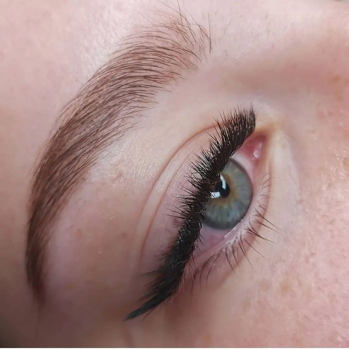 Нарощування вій.