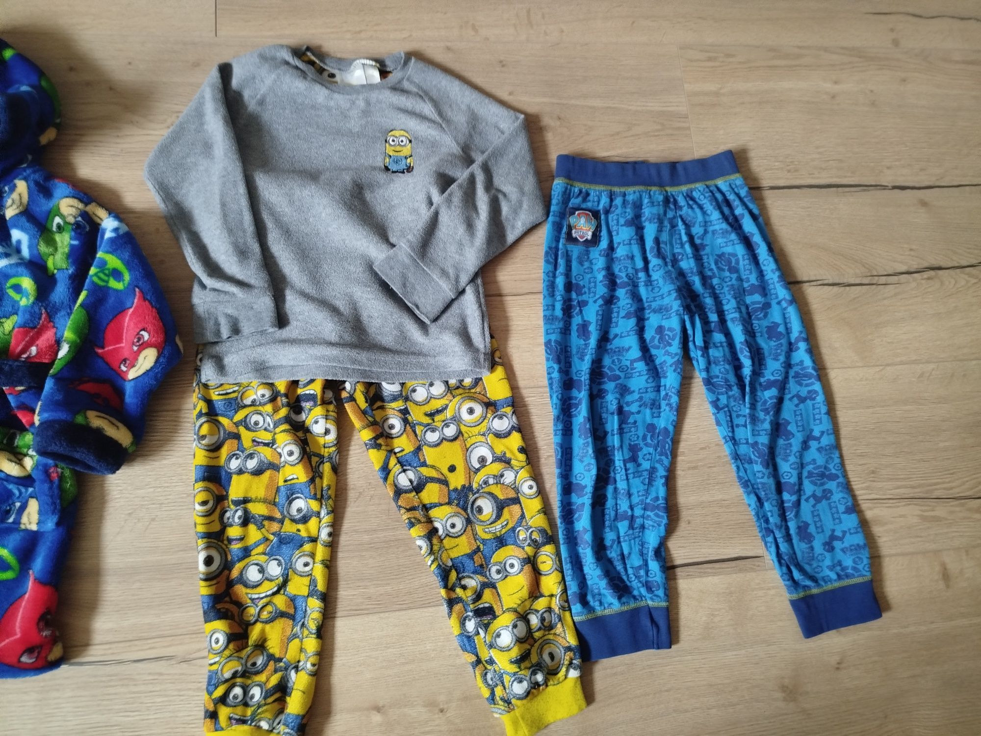 2 komplety piżam + Porannik, szlafron Pizamersi, Pjmasks 116-122cm