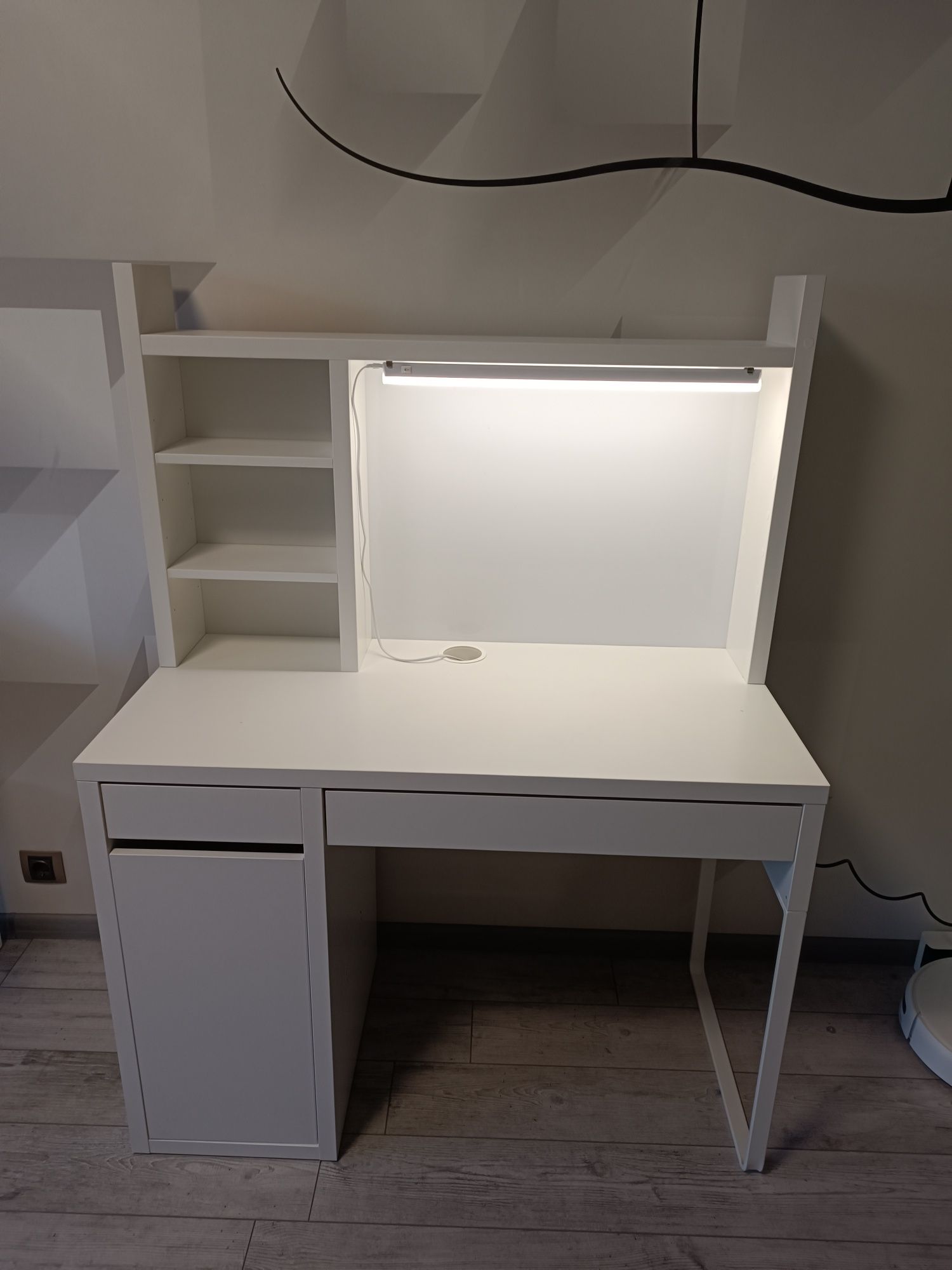 Письмовий стіл IKEA MICKE (ІКЕА МІКЕ)
