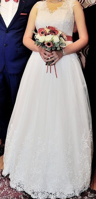 Piękna suknia ślubna biała