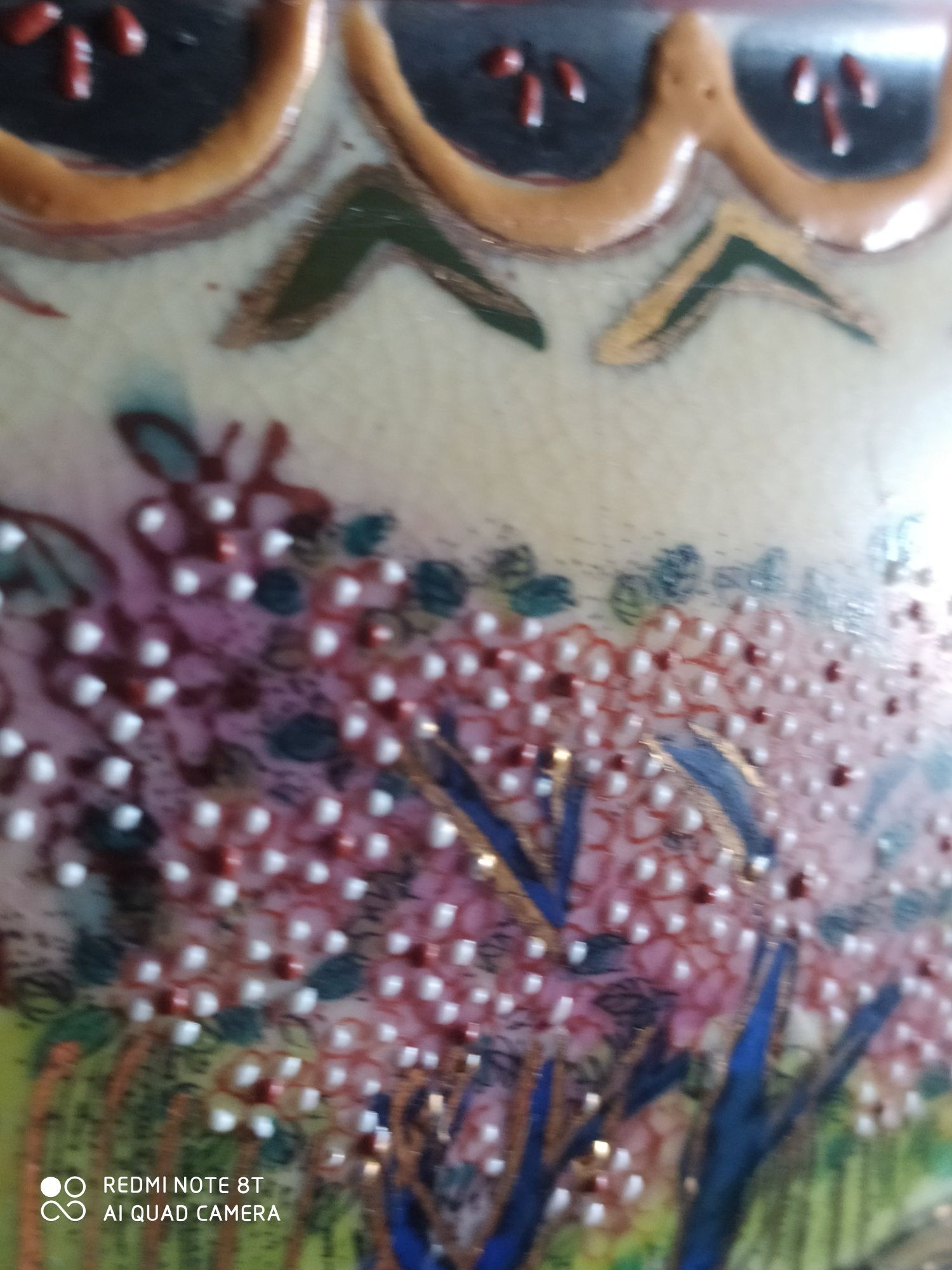 Китайская ваза с деревянной подставкой ,ручная работа ,позолота