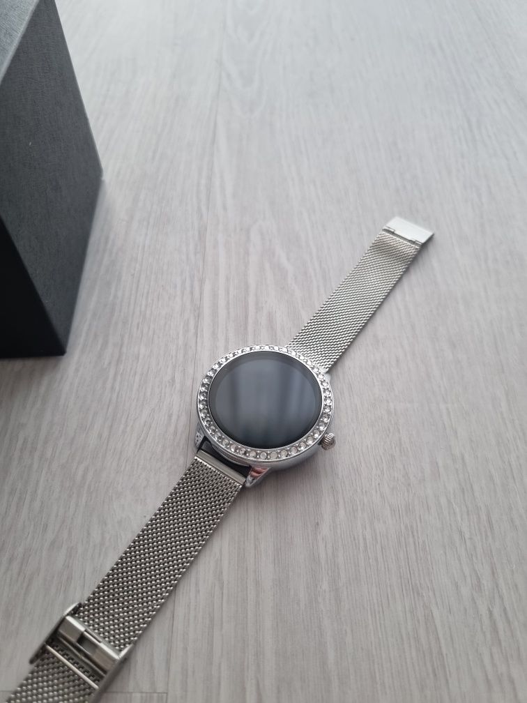 Zegarek damski Smartwatch srebrny z cyrkoniami Garett