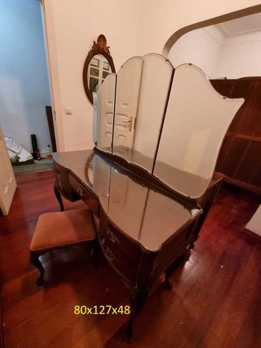 Mesa de Madeira Maciça em Perfeito Estado