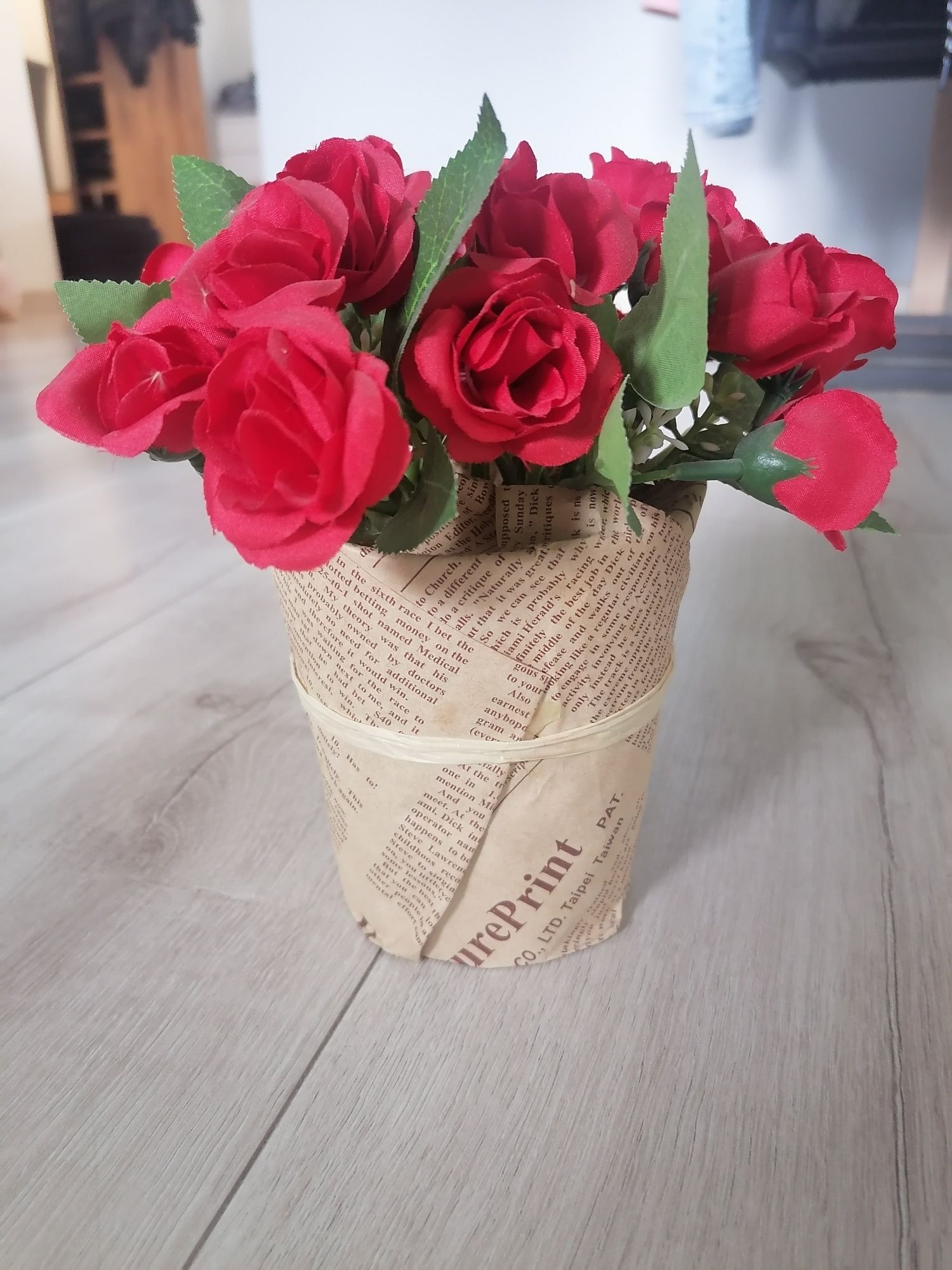 Róże ozdobne w papierowej doniczce