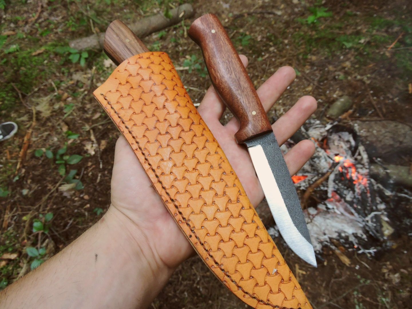 Bushcraft Leszy Nóż Ręcznie Robiony 50HF Mahoń