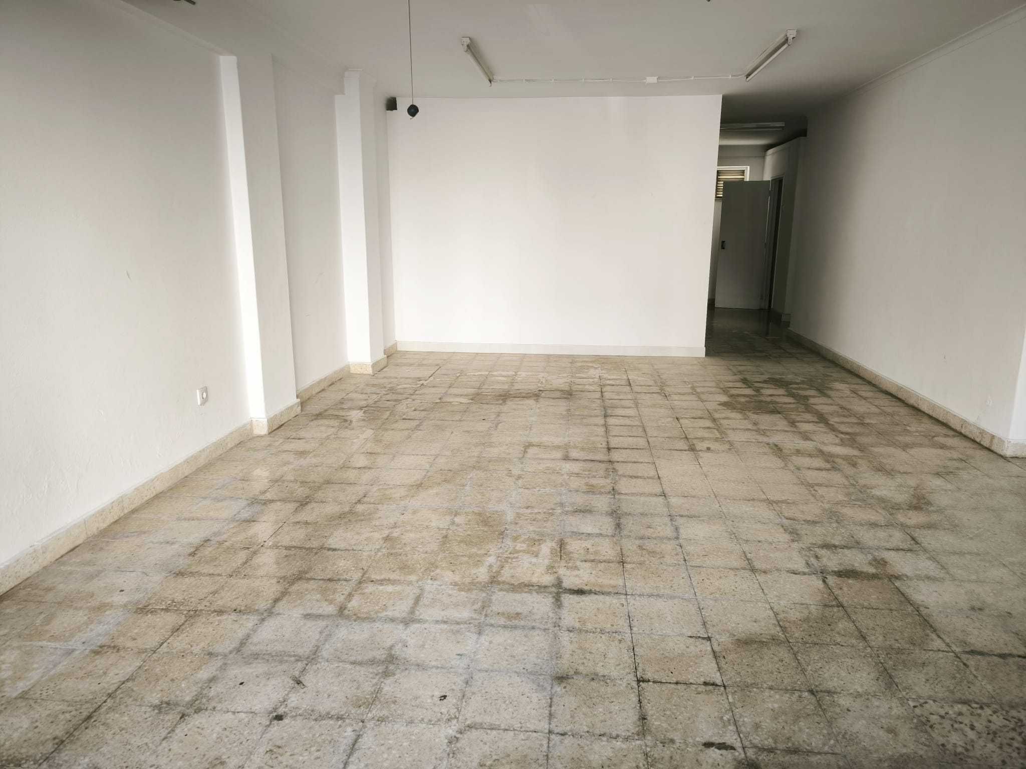 Arrenda-se loja para comércio na Póvoa de Santa Iria (Bolonha)