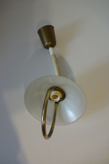 Lampa Sufitowa, Półokrągły Klosz Szklany Biały, Spirala Uchwyt Złoty