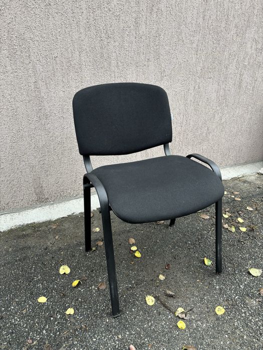 Офісні стільці на ніжках чорні