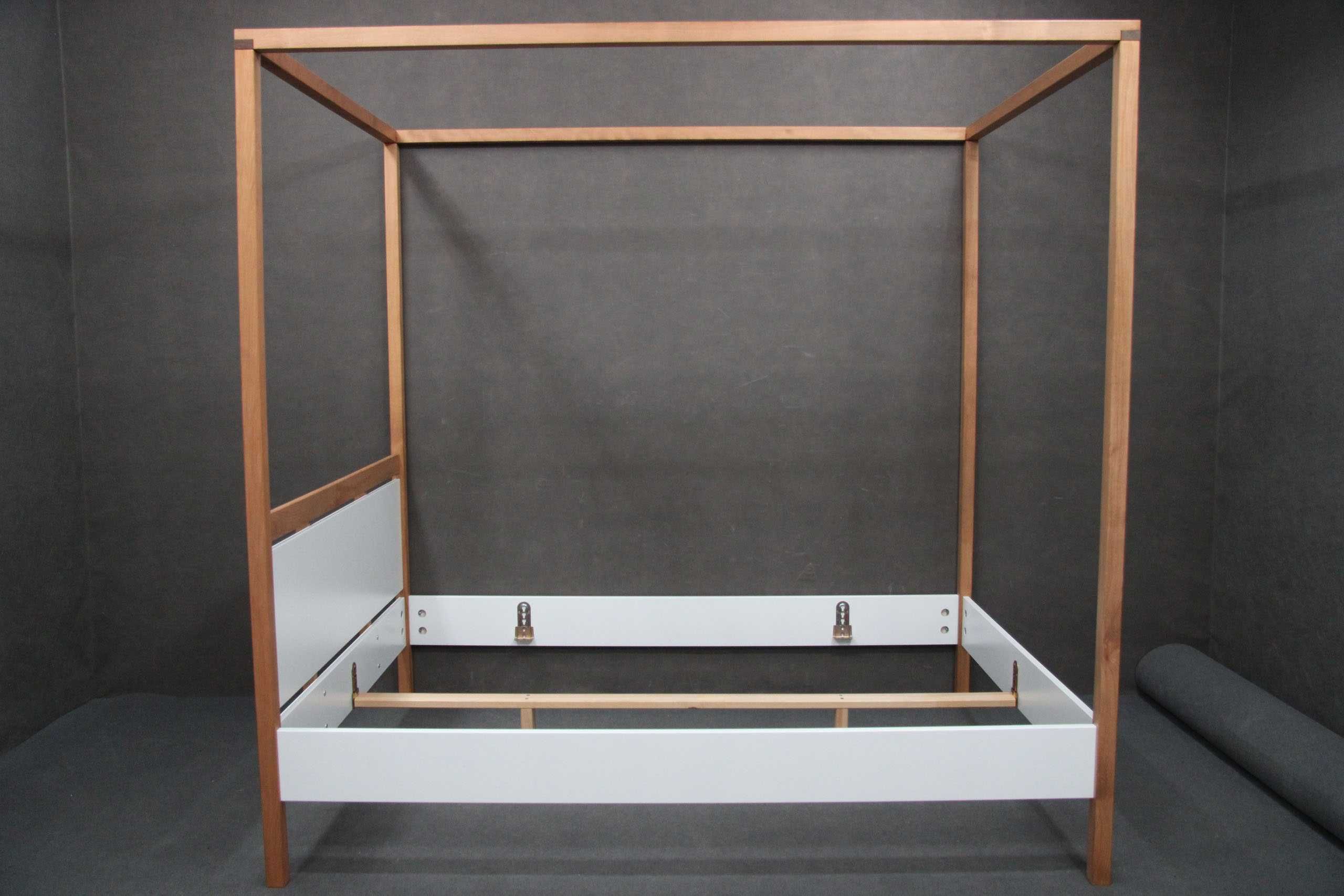 Łóżko MDF 140x200 rama biała z elementami dębowymi BGM24.pl B 8669
