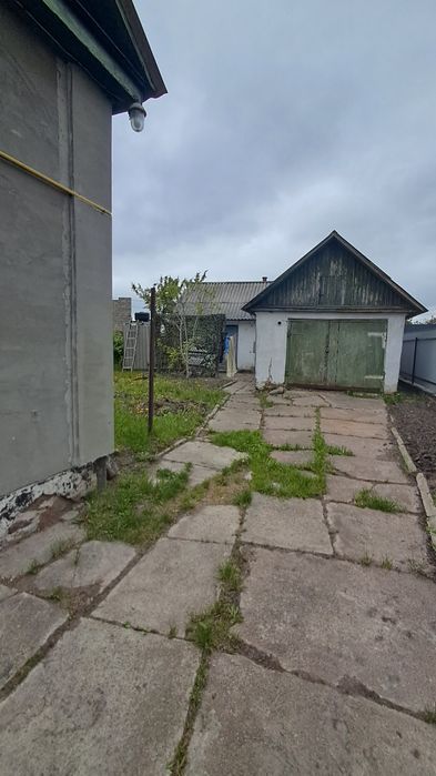 Продам 1/2 будинку в районі 1-ї школи