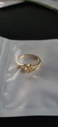 Złoty pierścionek z kryształkiem